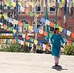 Drapeaux décorant une rue au Tibet